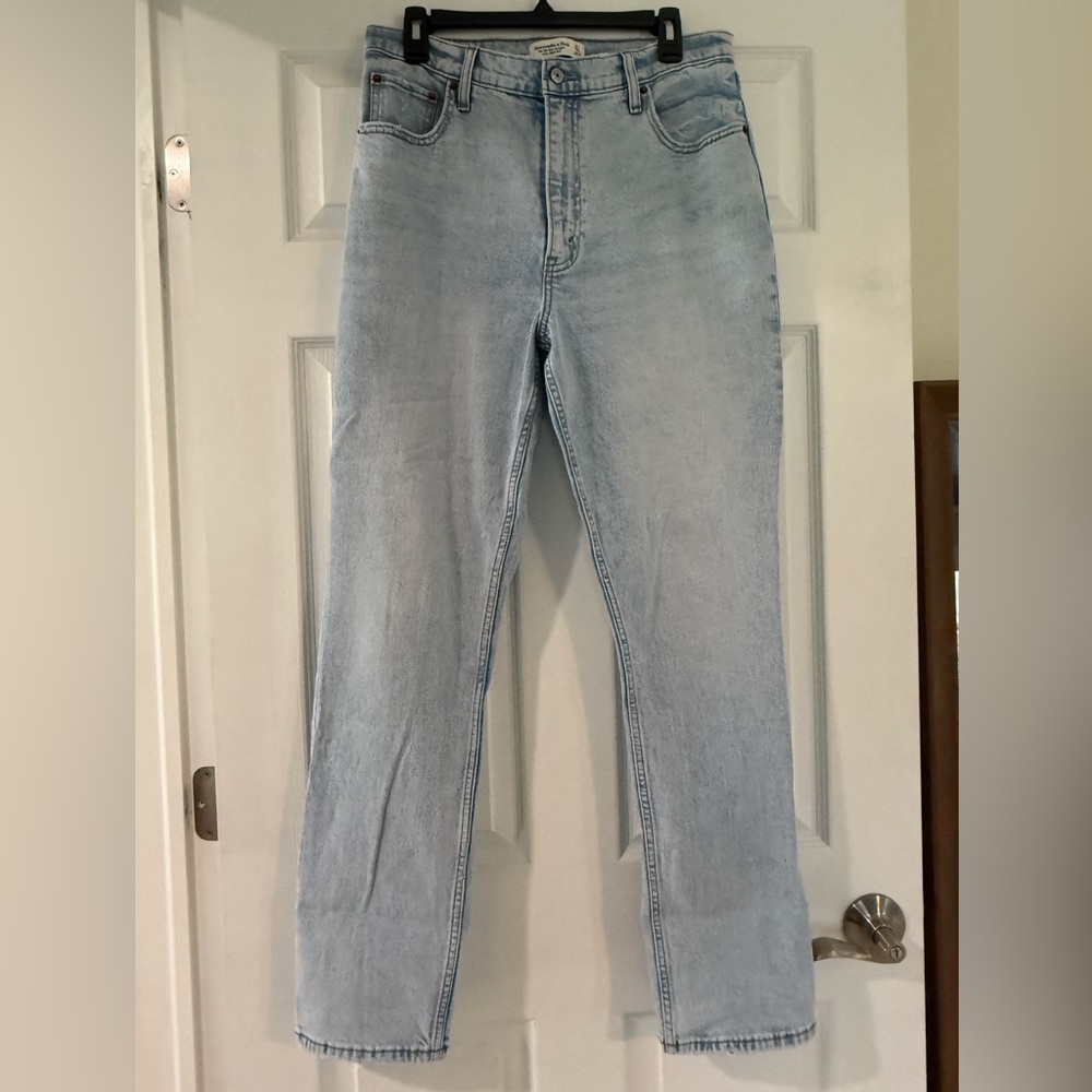 Abercrombie Ultra High Rise Slim Straight 90’s Jean